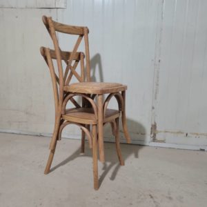 Crossback Stühle aus Holz gestapelt