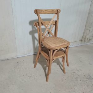 Crossback Stühle aus Holz gestapelt